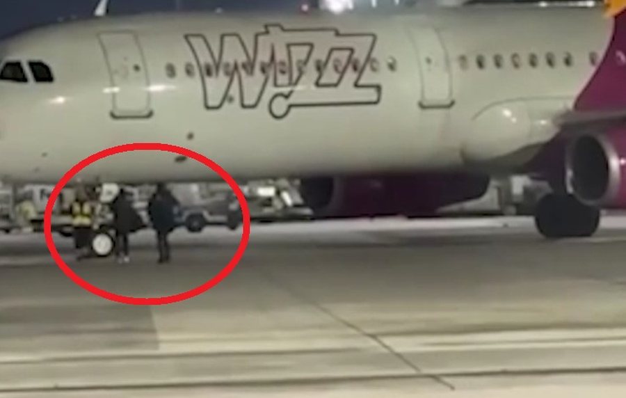 “Ndaloje avionin!” Dy pasagjerë shpërthejnë