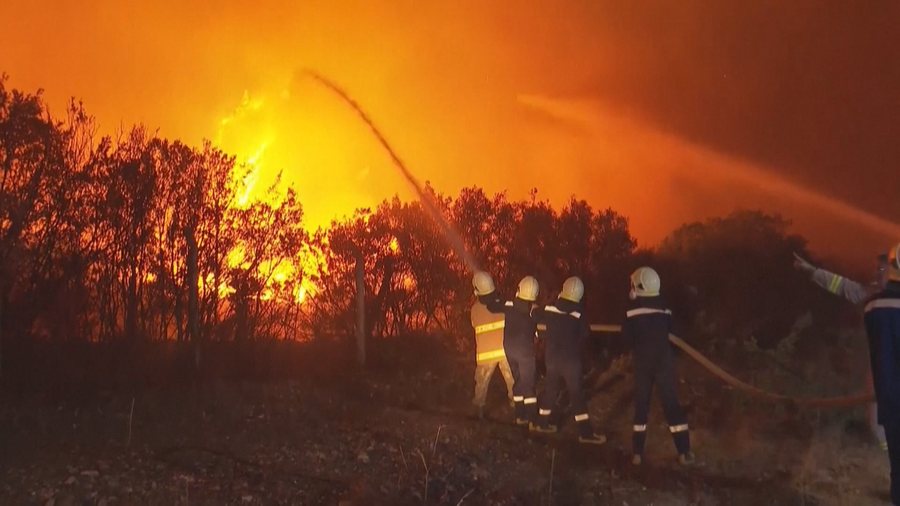 Paradoksi! Zjarret dhe përmbytjet shtohen, qeveria ul buxhetin për