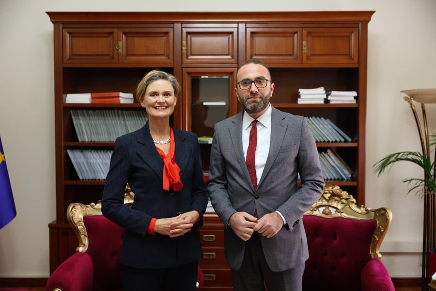 Bardhi takohet me VanHorn: Shqipëria drejtohet nga një qeveri partnere