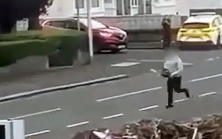 Shqiptari me sharrë elektrike në dorë ndjek policët