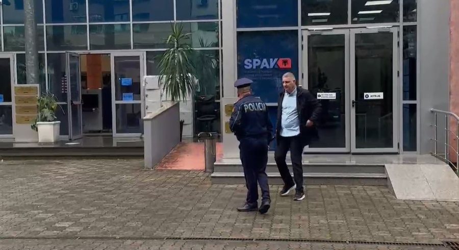 Para seancës në GJKKO, ish-shefi i Rrugores Roven Zeka qëndron 50