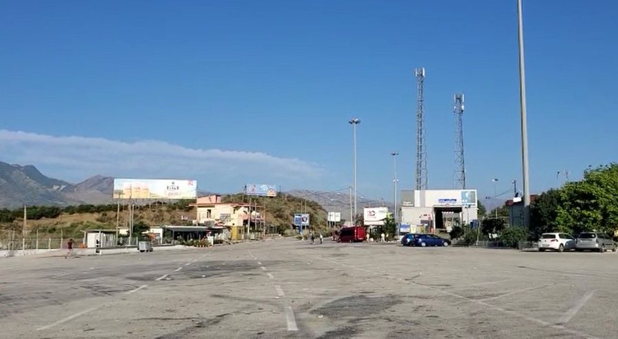 Tentoi të nxirrte nga Shqipëria 42 000 euro pa i deklaruar, i