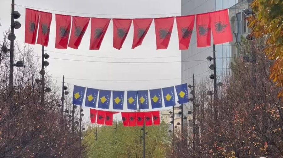 Prishtina vishet kuqezi për 28 Nëntorin