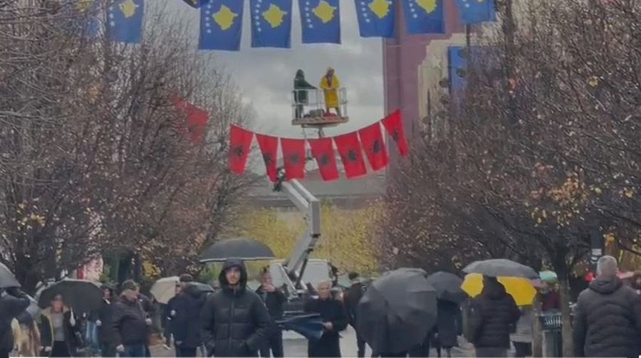 Prishtina vishet kuqezi për 28 Nëntorin