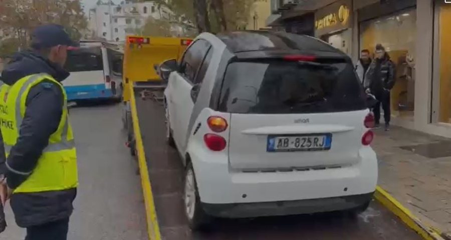 Bllokuan korsinë e autobusëve, hiqen me karrotrec makinat te rruga e