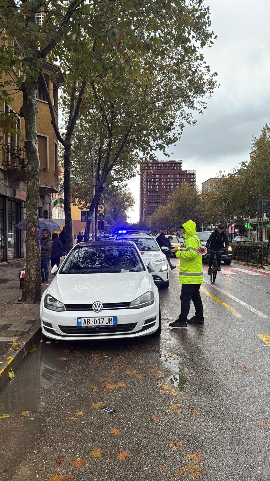 Bllokuan korsinë e autobusëve, hiqen me karrotrec makinat te rruga e