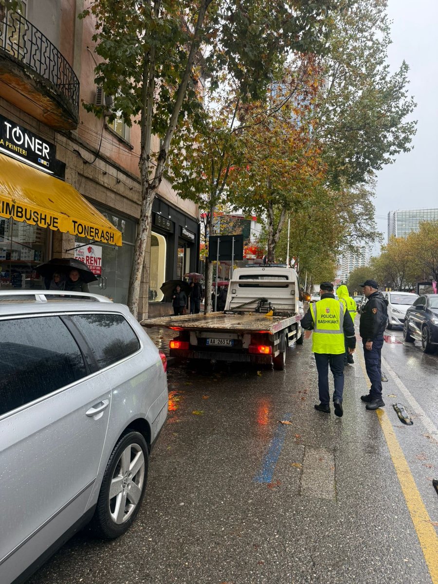 Bllokuan korsinë e autobusëve, hiqen me karrotrec makinat te rruga e