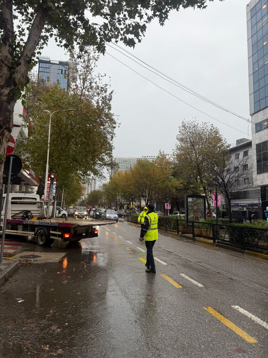 Bllokuan korsinë e autobusëve, hiqen me karrotrec makinat te rruga e