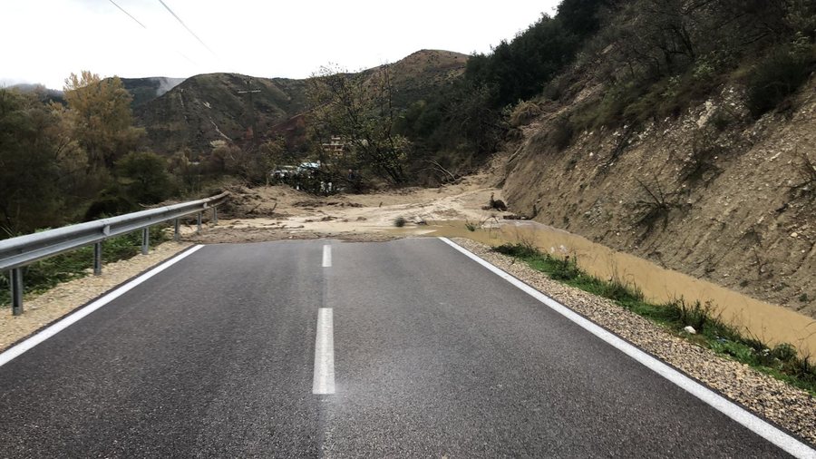 Bllokohet qarkullimi në aksin Peshkëpi–Poçem, shkak