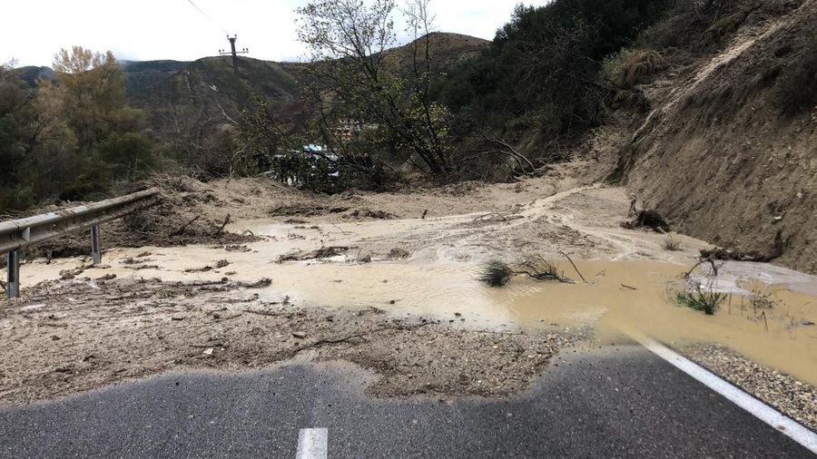 Bllokohet qarkullimi në aksin Peshkëpi–Poçem, shkak