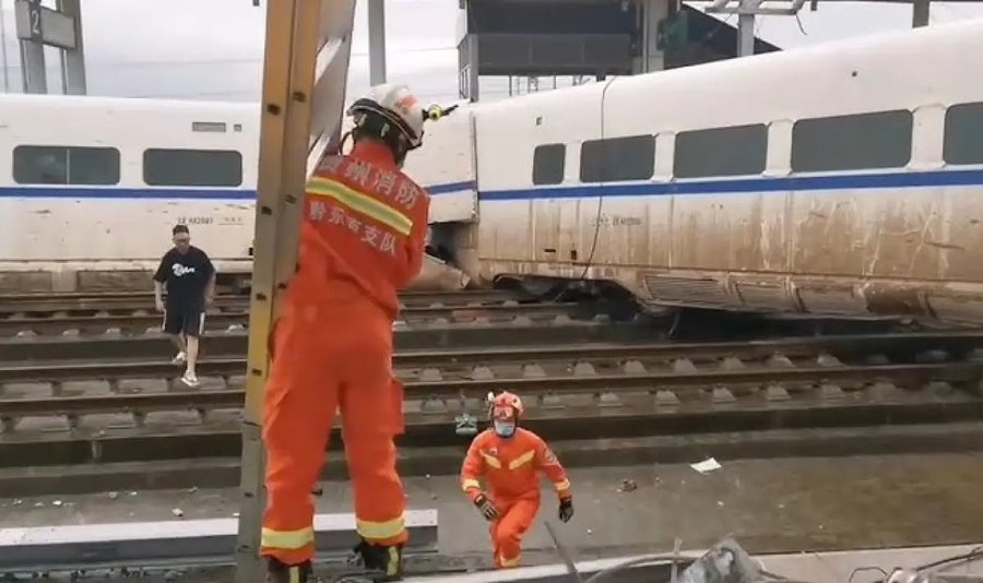 Po testonte pajisjet e zbulimit të tërmeteve, treni përplas