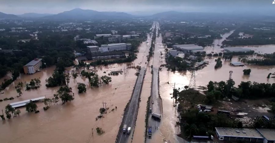 Tajlanda nën ujë, pamje me dron nga përmbytjet