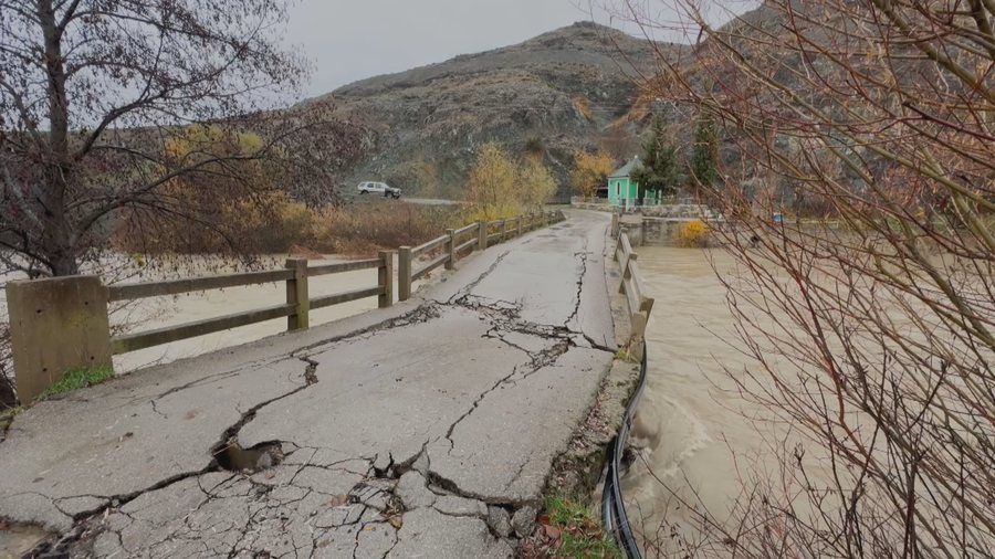 Bllokoi 12 fshatra në Kolonjë, shembja e paralajmëruar e një