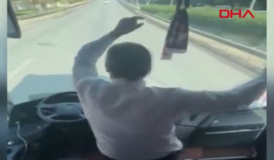 Shoferi i autobusit lë timonin dhe hedh valle me tifozët, videoja
