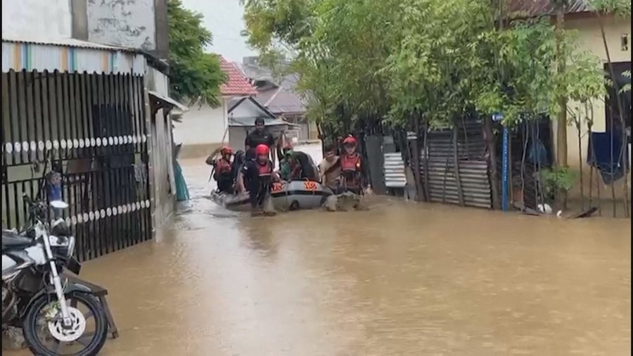 Cikloni dhe përmbytjet u marrin jetën 46 personave në Indonezi