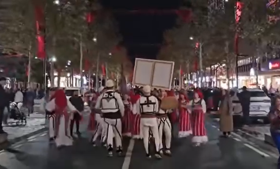 Vlora ‘vishet’ kuqezi, nisin festimet për Ditën e