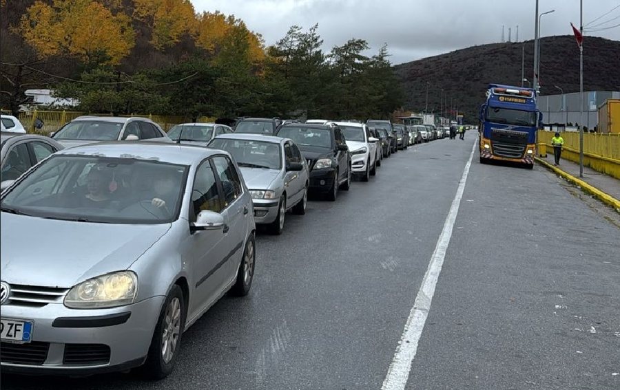 Shqiptarët festojnë Pavarësinë në Greqi! Fluks makinash