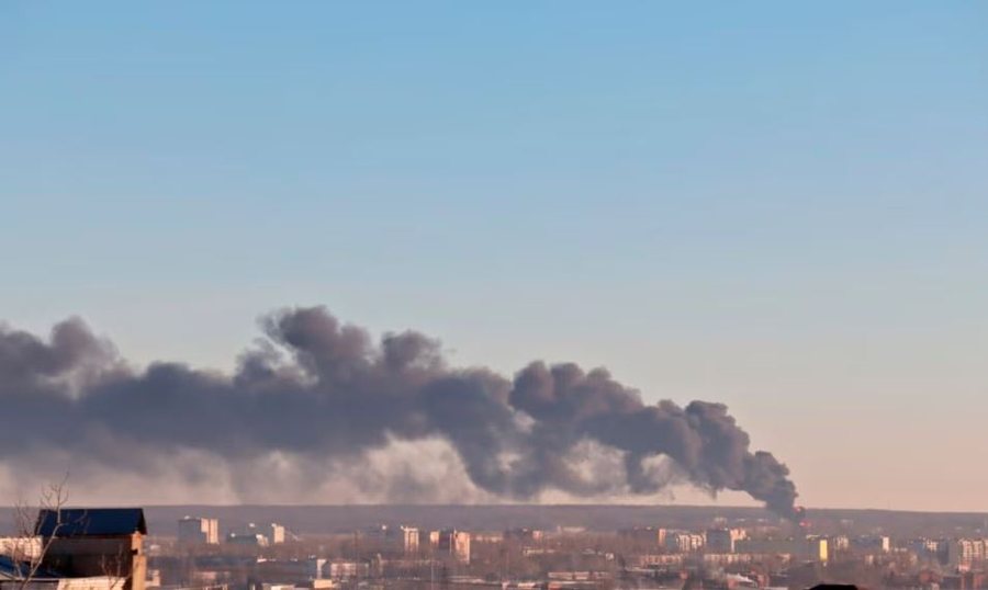 Ushtria e konfirmon: Ukraina sulmoi rafinerinë dhe aeroportin rus të