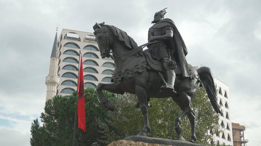 Festime të vakëta në Tiranë, pak qytetarë dhe