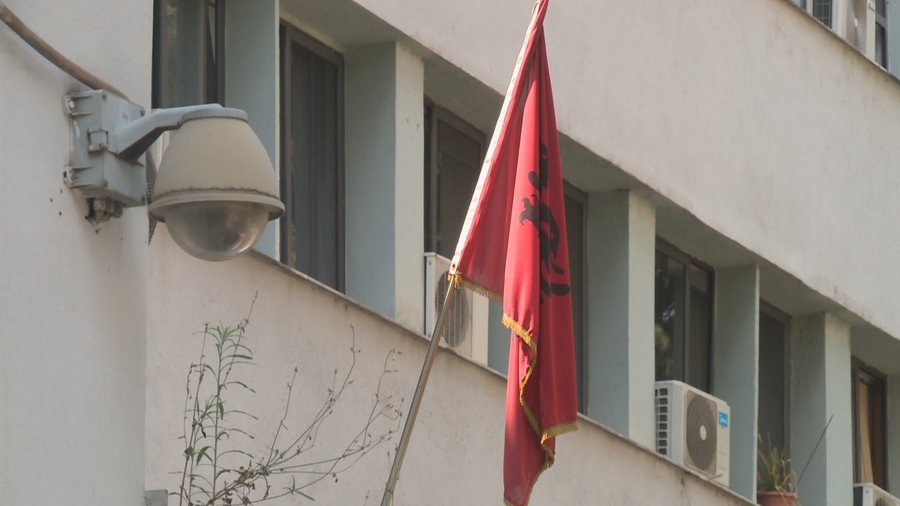 EKSKLUZIVE! Nxiti ndarje dhe urrejtje me postime fyese për flamurin në