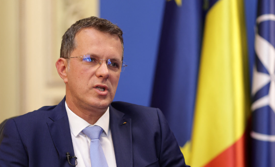 Gënjeu në CV-në e tij, jep dorëheqjen ministri i Mbrojtjes