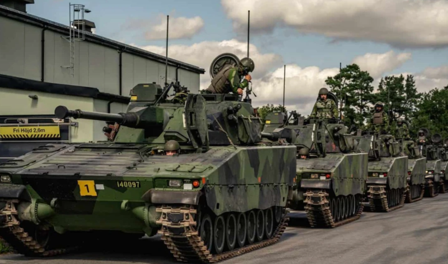 Skenarë lufte në Suedi, ushtrimet ushtarake ndiqen edhe nga Mbreti