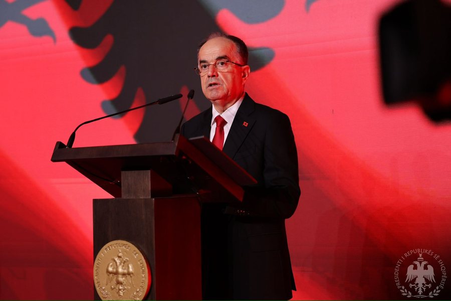 Begaj uron shqiptarët në 113-vjetorin e Pavarësisë: Të