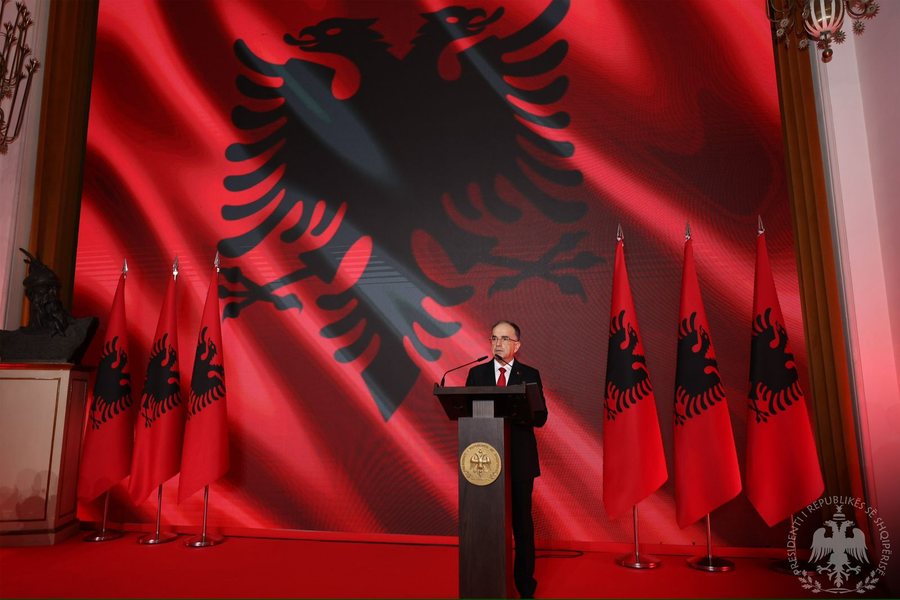 Begaj uron shqiptarët në 113-vjetorin e Pavarësisë: Të