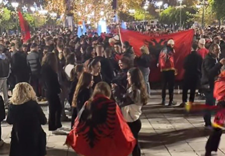 Festë kuqezi në Greqi, shqiptarët festojnë Ditën e