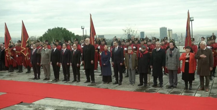 Dita e Çlirimit, presidenti dhe kryeministri homazhe në Varrezat e