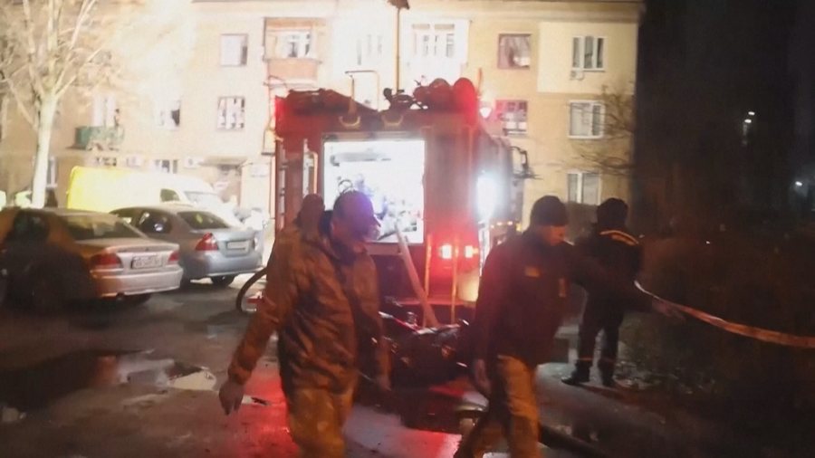 Qindra raketa e dronë mbi Ukrainë, kryeqyteti pa energji, viktima e