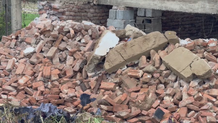 Shembet shtëpia në Maliq nga reshjet, familja me 5 anëtarë