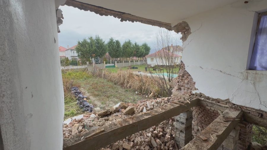 Shembet shtëpia në Maliq nga reshjet, familja me 5 anëtarë