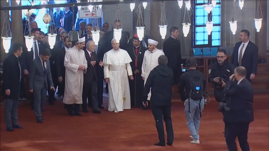 Papa viziton Xhaminë Blu, heq këpucët por nuk lutet,