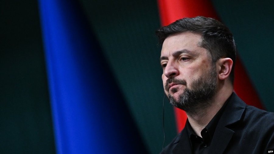 Zelensky intensifikon përpjekjet diplomatike mes sulmeve ruse dhe skandalit