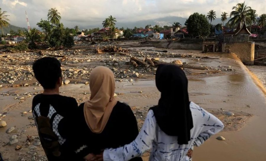 Përmbytjet vdekjeprurëse në Indonezi, vijojnë kërkimet