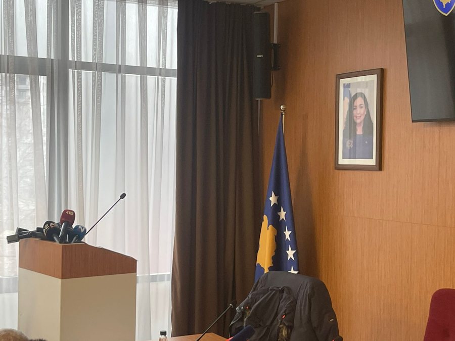 Incident në Kuvendin e Mitrovicës, këshilltari nxjerr flamurin