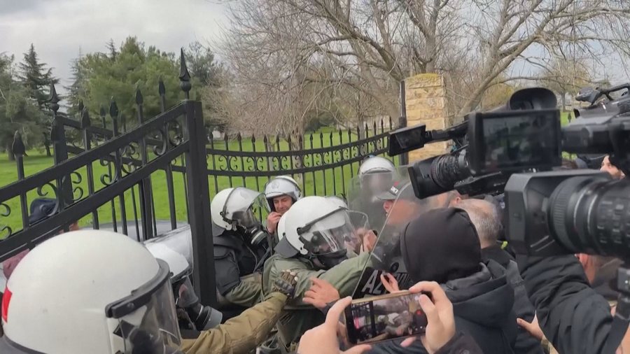 Makinat e policisë kthehen përmbys, fermerët e Greqisë