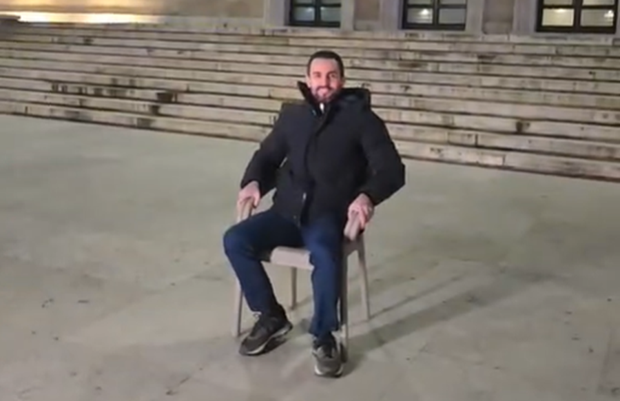 “Këtu më keni”- Lapaj shfaqet i ulur në karrige para