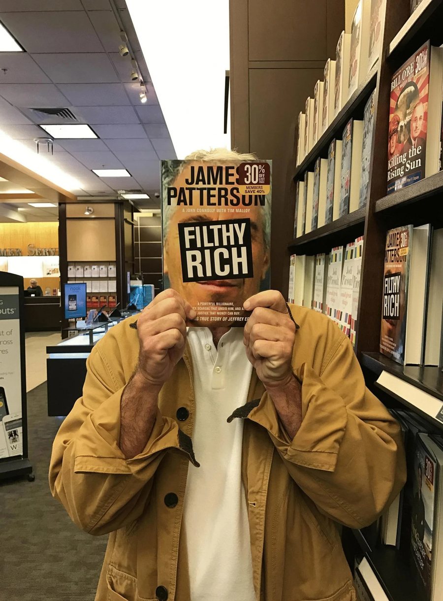 Publikohen foto të reja nga pasuria e Epstein që tregojnë Trump,