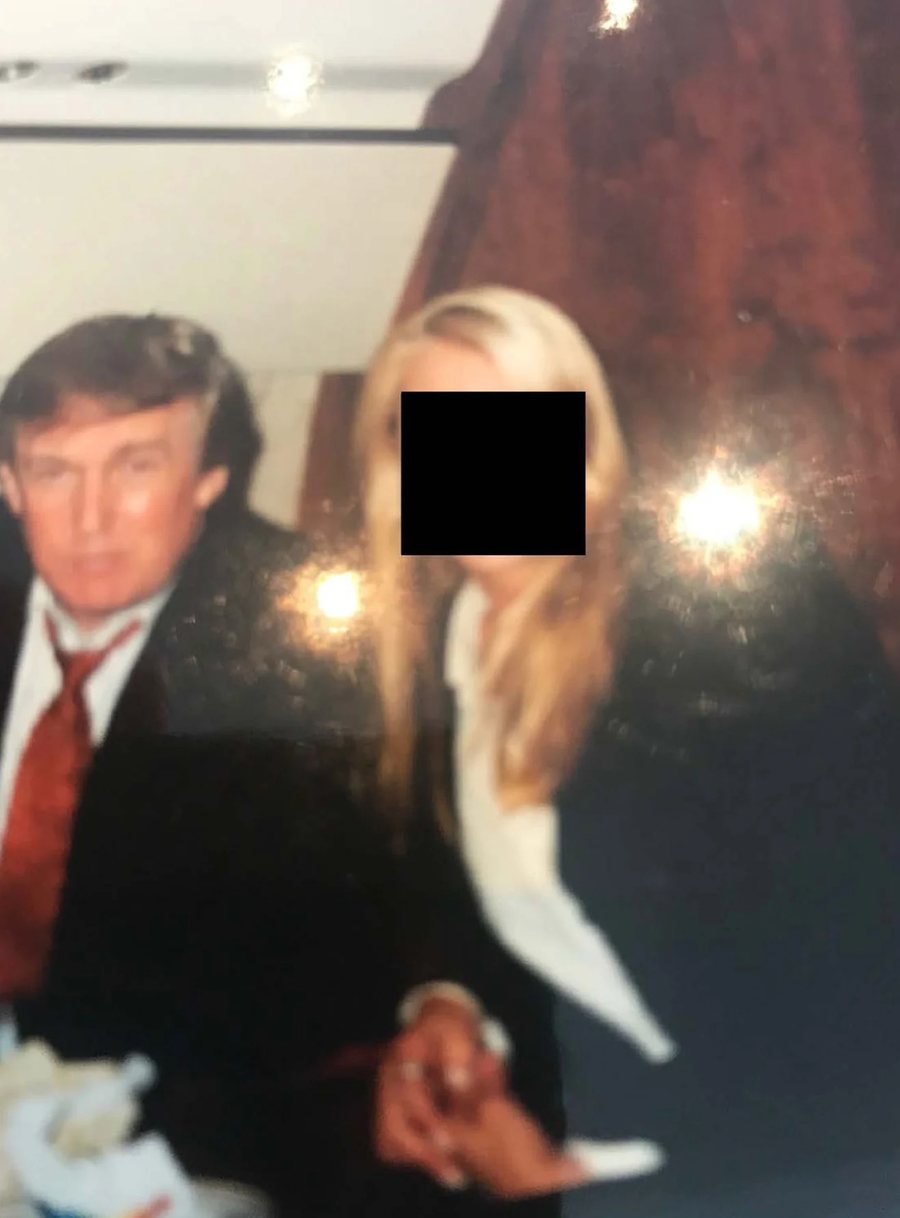 Publikohen foto të reja nga pasuria e Epstein që tregojnë Trump,