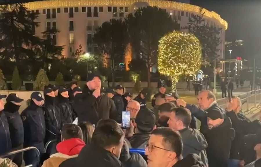 &ldquo;M&euml; kan&euml; thyer k&euml;mb&euml;n&rdquo;, mb&euml;shtet&euml;sit e