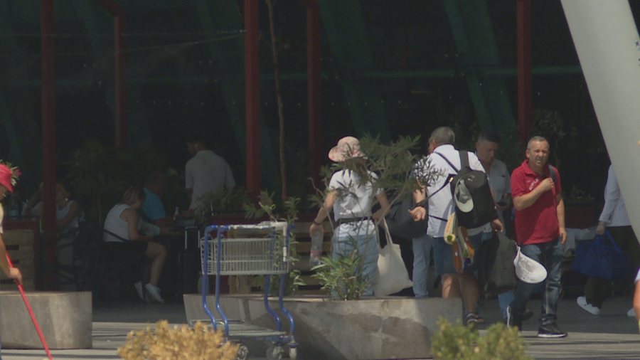 Vijon "bumi" i pushuesve të lire. Turistët sollën 4.4