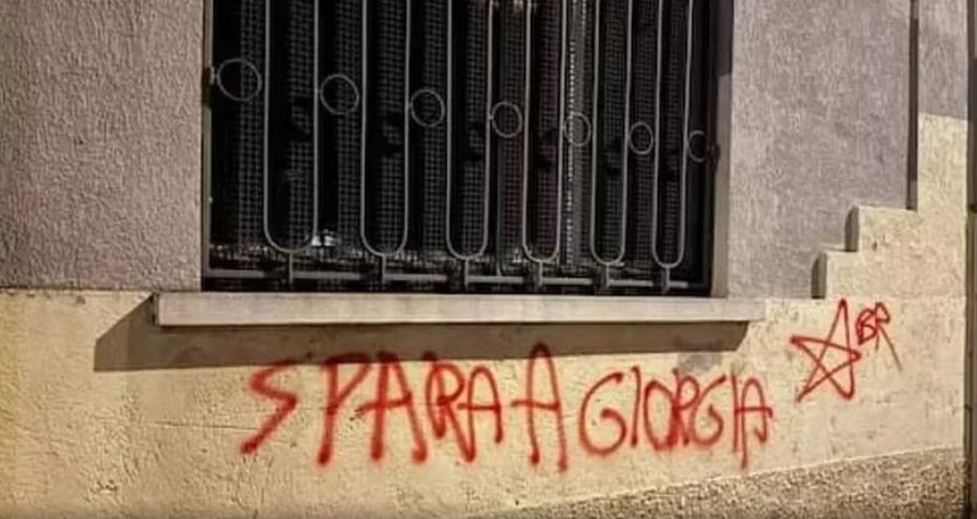 “Qëlloni Giorgia-n” në muret e selisë së Lega