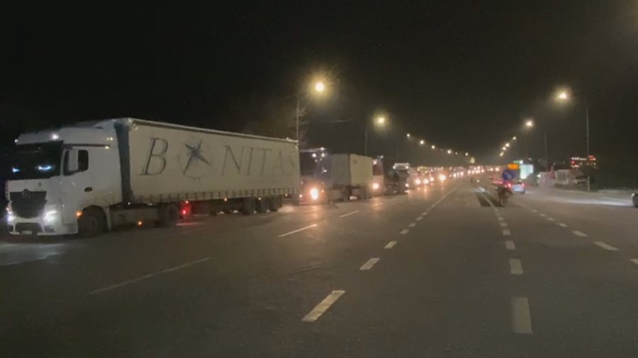 Radhë kilometrike, kamionët presin me orë në doganën e