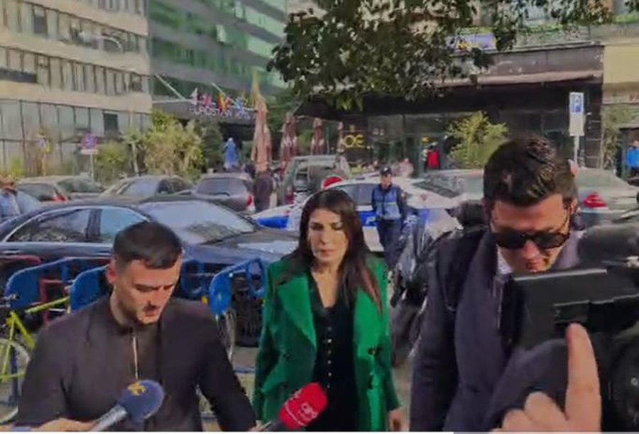 E shoqëruar nga policia, mbërrin në GJKKO drejtuesja e AKSHI-t
