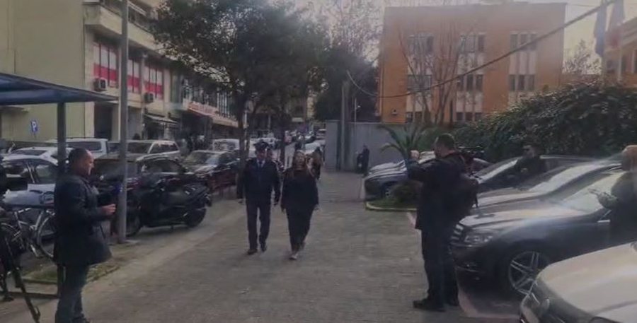 E shoq&euml;ruar nga policia, mb&euml;rrin n&euml; GJKKO drejtuesja e AKSHI-t