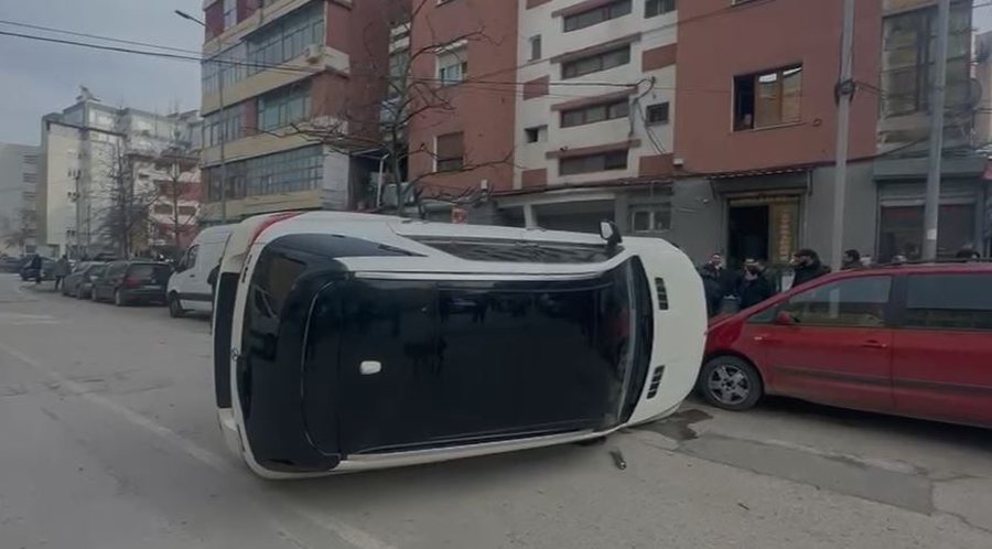 Shoferi nuk ndjehet mir&euml;, humb kontrollin e mjetit dhe p&euml;rmbyset