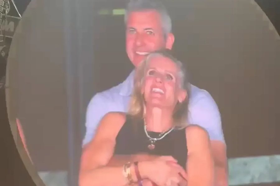 U kap n&euml; kamera me shefin e saj n&euml; koncertin e Coldplay, Kristin Cabot