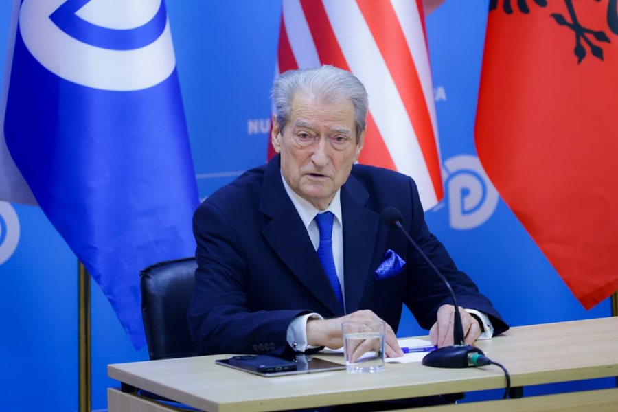 Berisha mbledh aleat&euml;t: Opozita mb&euml;shtet punonj&euml;sit q&euml;